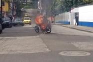 Se robó un celular en La Francia y le quemaron la moto frente al hospital Federico Lleras