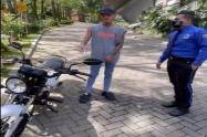 Liendra regala moto a celador de su conjunto 