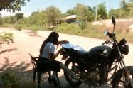 Niños estudian en las trochas de Coyaima