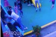 Se conoció el video de la agresión de una joven a un menor en el Conjunto Cámbulo en la Arboleda del Campestre