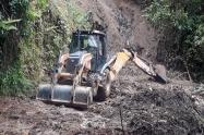 Maquinaria amarilla en la zona rural de Ibagué 