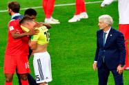 Matheus Uribe, consolado por Marcus Rashford. Los observa José Pékerman, técnico de la Selección Colombia, en el Spartak Stadium de Moscú