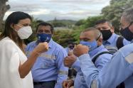 Gerente de INFIbagué, Paola Arbeláez y personal operativo