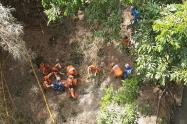 Rescate de los cuerpos de la mujer y su hijo