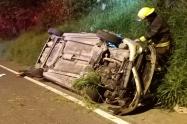 Mujer se salvó de morir tras volcamiento del vehículo en el que se movilizaba por la variante Ibagué – Armenia