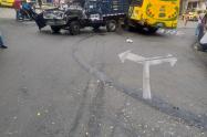 Once personas heridas dejó el choque de un bus contra un camión en Medellín