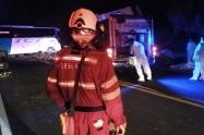¡Trágico accidente! Tres personas fallecidas tras choque entre bus y carro repartidor de cerveza en Natagaima
