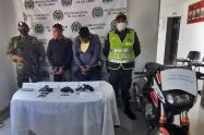 Con tremendo arsenal sorprendieron a dos sujetos que se movilizaban en moto por Ataco, sur del Tolima