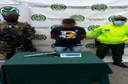 Hombre entregó armas a disidencias 