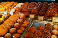Variedad de panes en mostrador de panadería