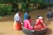 En India se transporta en olla una pareja a su matrimonio