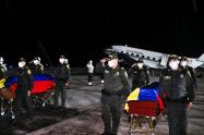 Recibieron con calle de honor los cuerpos de los policías ibaguereños asesinados en el Cauca