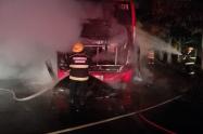 Se incendió un bus de Expreso Brasilia cerca de la Arboleda del Campestre en Ibagué