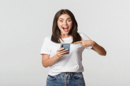 Mujer sorprendida con telefono
