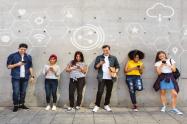 jovenes con celulares