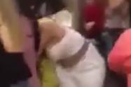 Por sexy regalo de navidad, dos mujeres terminaron agarradas del pelo