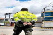 Policía de Espalda
