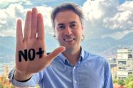 Referencia alcalde de Medellín, Daniel Quintero, promoviendo la campaña #No+.