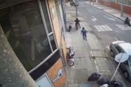 Hombre frustra robo de su motocicleta y se salva de balacera 