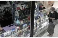 Mujer reparando el celular porque sus hijos no contestan