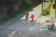 Niño defiende a su mamá
