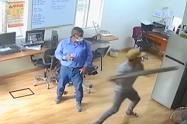 Sujetos destrozan oficina