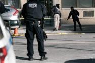 Policías llegan al lugar donde se registró un tiroteo en Nueva York