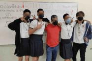 A alumnas de colegio les dijeron que si las violaban era por lo corto de sus faldas