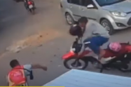 Hombre azotó a ladrón con un casco luego de que este se robara la moto de su amigo
