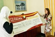 Ganador Lotería Tolima recibe su premio