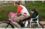 Papá hace silla en una cicla