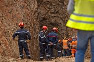 Socorristas marroquíes tratan de rescatar a niño en pozo