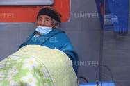 Abuela duerme en cajero automático esperando a su hijo 