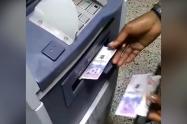 [Video] Fleteros modifican cajero electrónico en Medellín para retener dinero