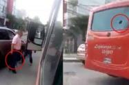Pelea conductor bus y motociclista