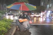 Hombre en pleno aguacero sobre la calle 11 de Ibagué