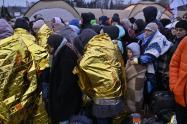 Personas en Ucrania salen huyendo del país tras invasión rusa.