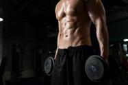Hombre levantando pesas - Hacer ejercicio