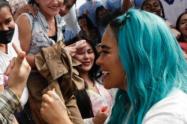 Karol G sorprendió a reclusas del Buen Pastor con tremendo concierto 