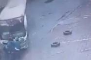 Buseta, sin contemplación alguna, arrolló a dos hampones que robaban en moto