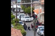 Narcos sacan a 17 personas de un velorio y las acribillan