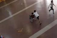 Niño corrió junto con compañero en silla de ruedas para ayudarlo en una competencia