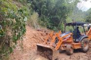 Maquinaria amarilla en zona rural de Ibagué