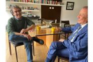 Sergio Fajardo y Rodolfo Hernández reunidos tomándose una taza de café