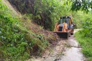 Maquinaria amarilla en zona rural de Ibagué