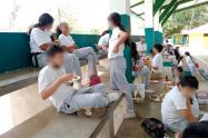 Niños comen en el suelo 