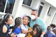 Gobernador del Tolima y niños