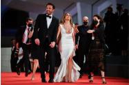Jennifer Lopez y Ben Affleck desfilan en la alfombra roja de Marry Me.