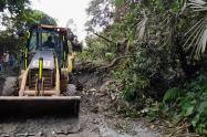Maquinaria amarilla en puntos críticos del departamento