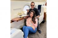 Marc Anthony y Nadia Ferreira en el avión privado del artista